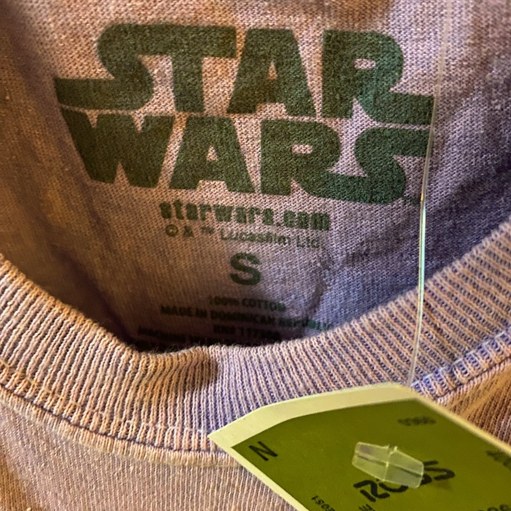 This is a funny Star Wars shirt in a size small 💗.